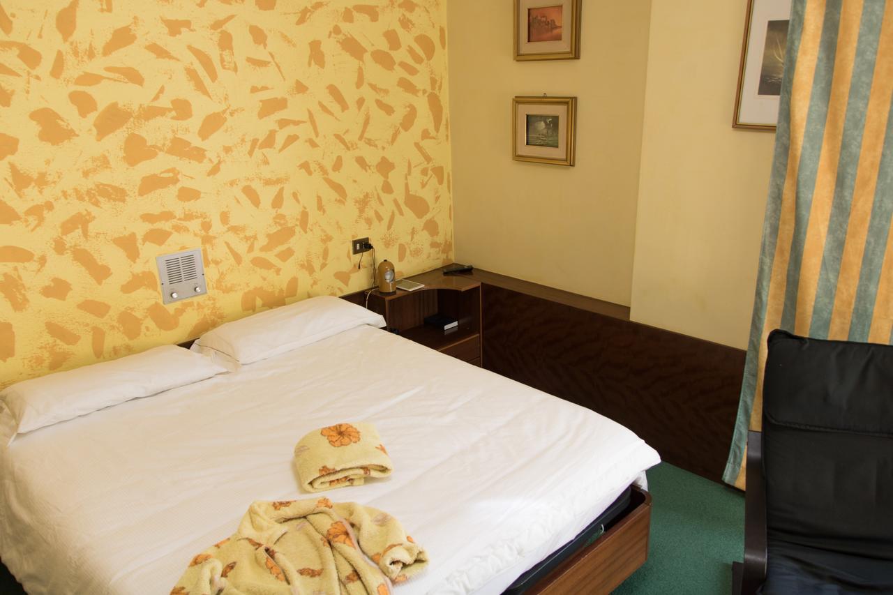 Residence Loreto Milan Bagian luar foto