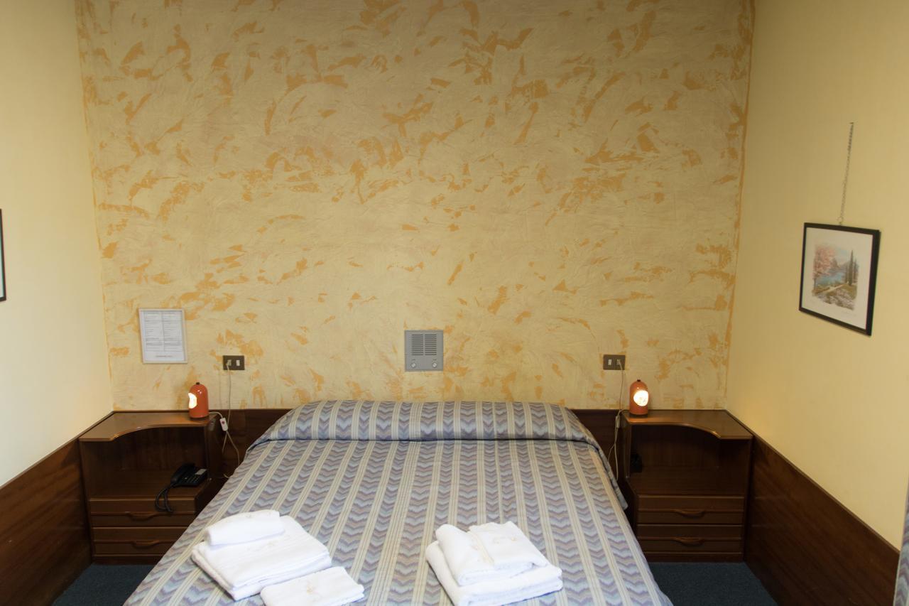 Residence Loreto Milan Bagian luar foto