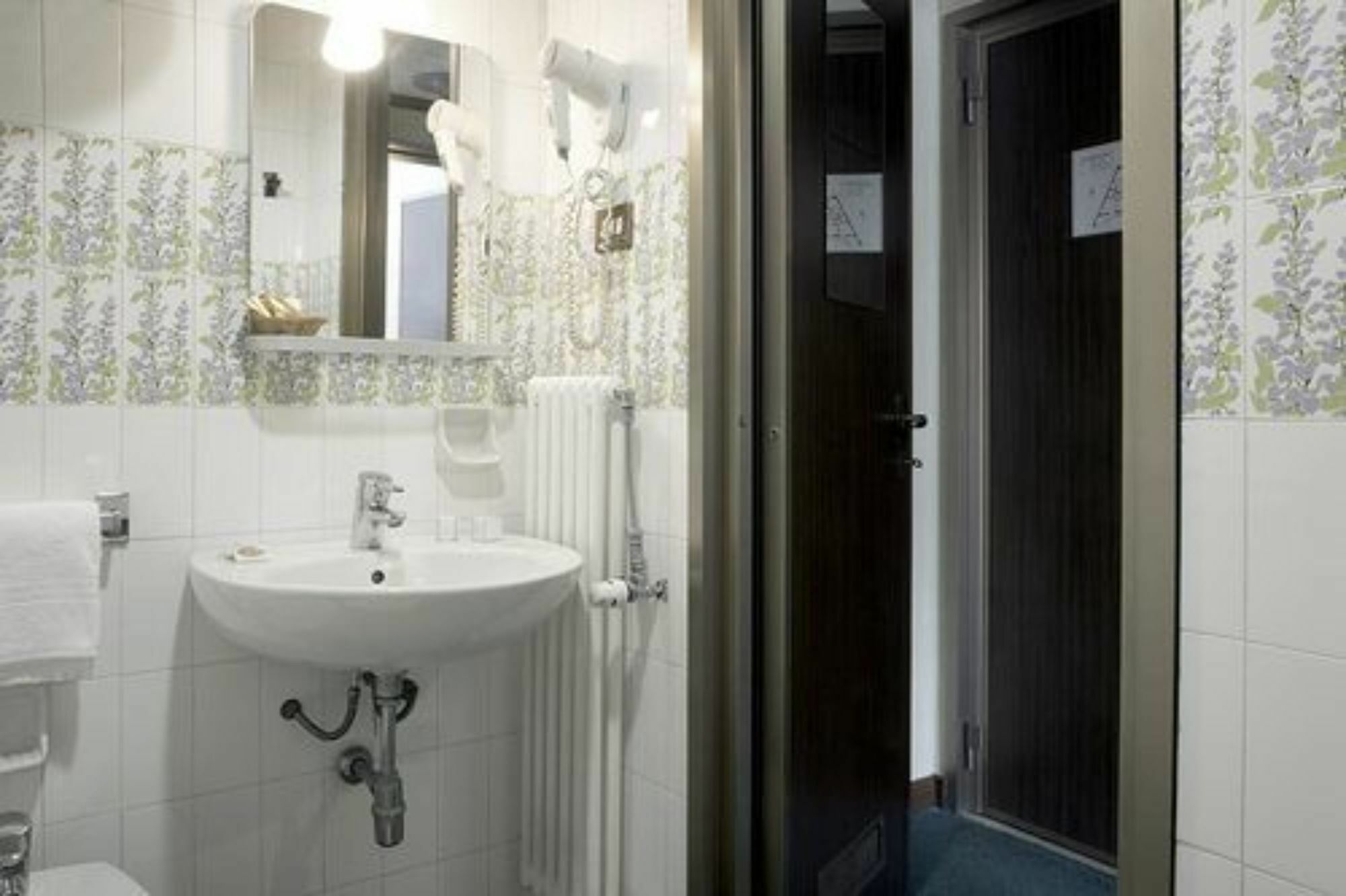 Residence Loreto Milan Bagian luar foto