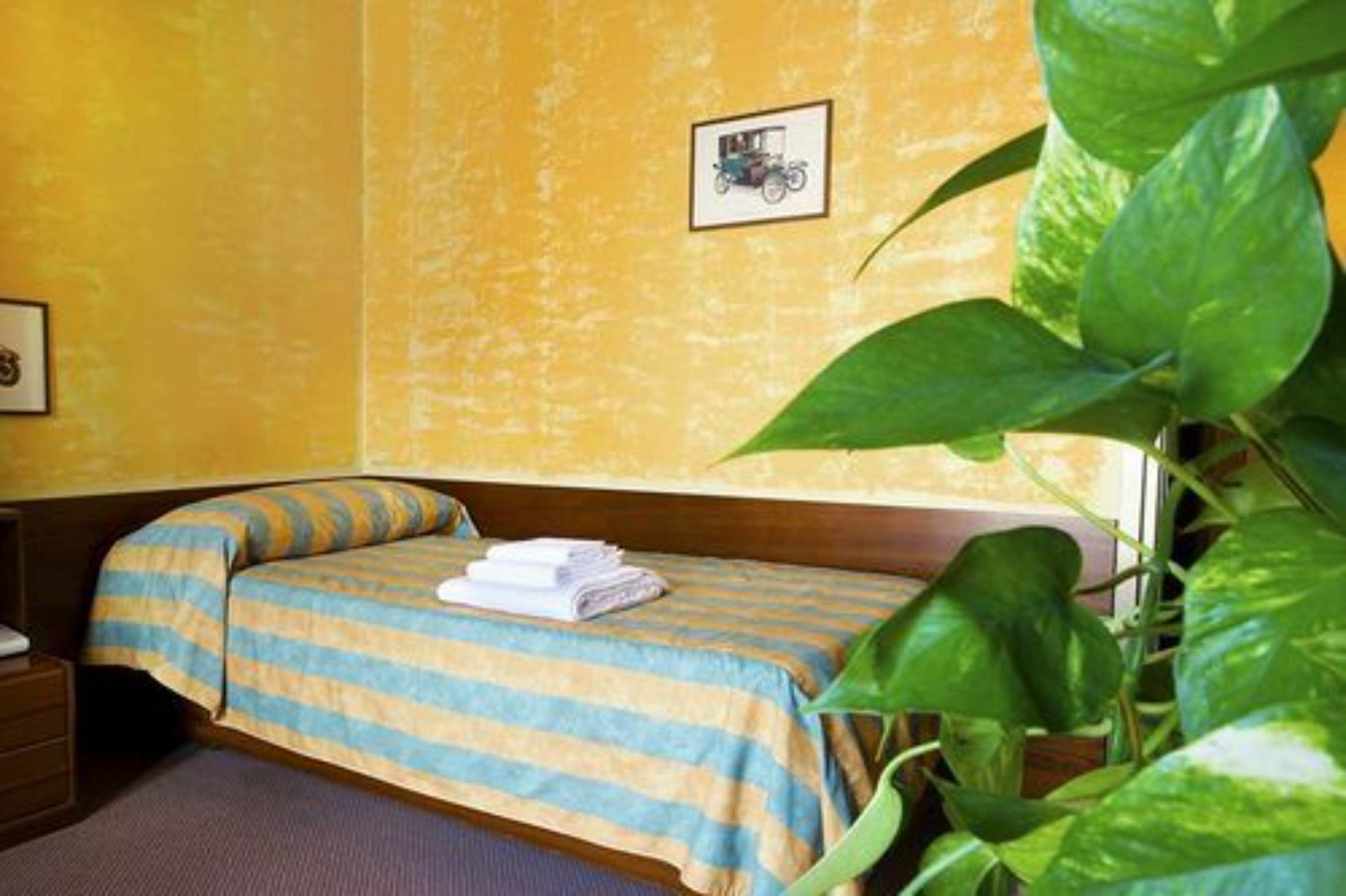 Residence Loreto Milan Bagian luar foto
